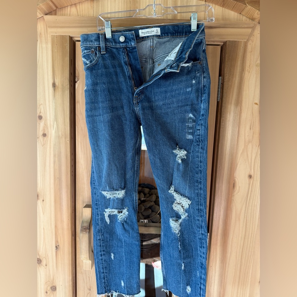 ABERCROMBIE HIGH RISE MOM JEANS. SZ 27